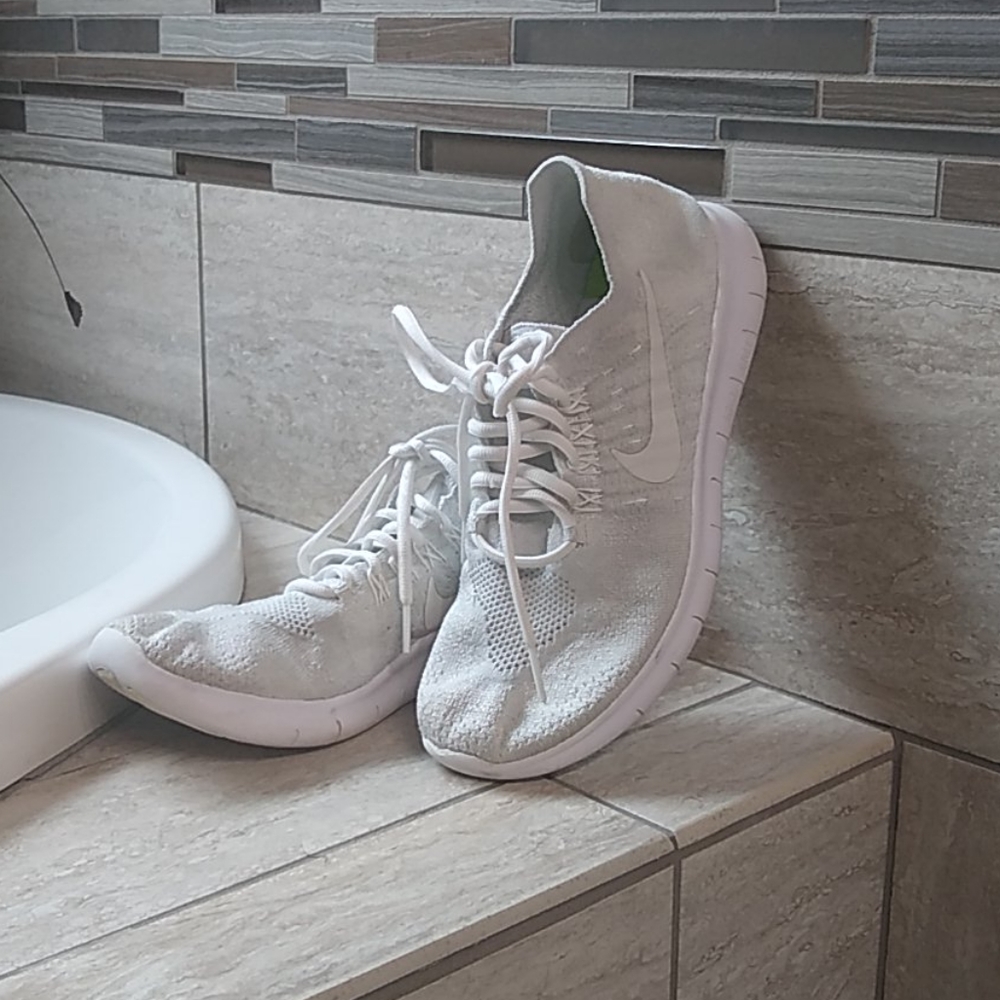 Nike flexible fly knit shoes